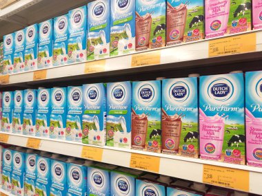 SEREMBAN, MALAYSIA - 5 Temmuz 2019: İşlenmiş ve taze süt kağıt kutuda paketlenmiş ve süpermarketlerin içindeki raflarda sergilenmektedir. Markaya göre sıralanır ve müşterinin seçmesi kolay olur.. 