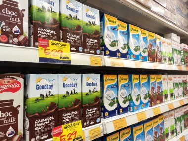 SEREMBAN, MALAYSIA - 5 Temmuz 2019: İşlenmiş ve taze süt kağıt kutuda paketlenmiş ve süpermarketlerin içindeki raflarda sergilenmektedir. Markaya göre sıralanır ve müşterinin seçmesi kolay olur.. 