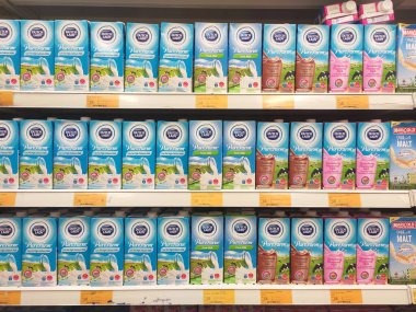 SEREMBAN, MALAYSIA - 5 Temmuz 2019: İşlenmiş ve taze süt kağıt kutuda paketlenmiş ve süpermarketlerin içindeki raflarda sergilenmektedir. Markaya göre sıralanır ve müşterinin seçmesi kolay olur.. 