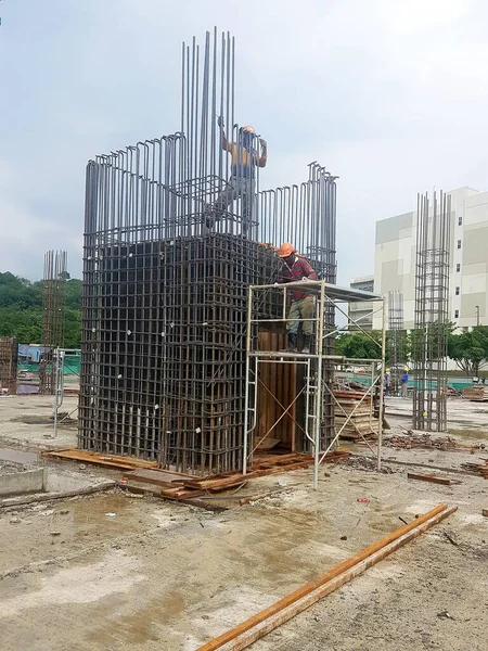 Seremban Malaysia Március 2020 Acélerősítő Rudat Gyártó Építőmunkások Építkezésen Apró — Stock Fotó