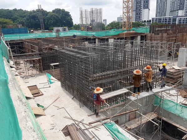 セレンバン マレーシア 2020年3月29日 建設現場で鉄鋼強化バーを製造する建設労働者 彼らは小さなワイヤを使用してそれを結び付けました 鉄筋コンクリートの製造工程の一つです — ストック写真