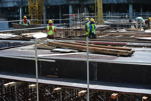 Seremban Malaysia März 2020 Bauarbeiter Die Auf Der Baustelle Bewehrungsstangen — Stockfoto