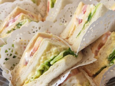 Sebzeli yumurtalı sandviç ve mayonez..