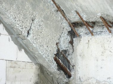 Bal peteği sorunu olan yeni beton yüzey ve içerideki takviye çubuğu açığa çıkarıyor. Sorun somut kuvveti zayıflatıyor.. 