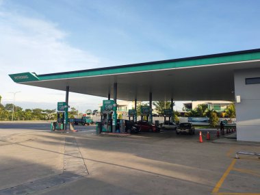 KUALA LUMPUR, MALAYSIA - 02 Mart 2020: gündüz Petronas benzin istasyonu. Müşteriler yakıt ikmali yapmak, bakkaliye almak ya da sağlanan tesisleri kullanmak için bu benzin istasyonunu ziyaret ediyorlar..