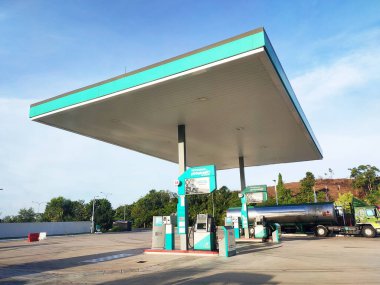 KUALA LUMPUR, MALAYSIA - 02 Mart 2020: gündüz Petronas benzin istasyonu. Müşteriler yakıt ikmali yapmak, bakkaliye almak ya da sağlanan tesisleri kullanmak için bu benzin istasyonunu ziyaret ediyorlar..