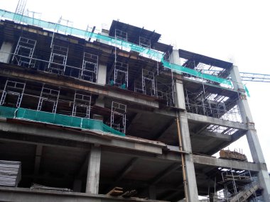SEREMBAN, MALAYSIA - 7 Mart 2020: İnşaat alanında güçlendirilmiş çelik beton yapı inşa edilmiştir. Ahşap ve kontraplaktan yapılmış şekiller kullanılarak inşa edilmiş. İşçiler tarafından elle inşa edilmiş..