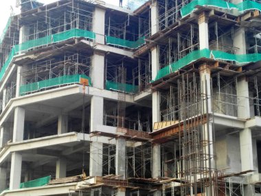 SEREMBAN, MALAYSIA - 7 Mart 2020: İnşaat alanında güçlendirilmiş çelik beton yapı inşa edilmiştir. Ahşap ve kontraplaktan yapılmış şekiller kullanılarak inşa edilmiş. İşçiler tarafından elle inşa edilmiş..