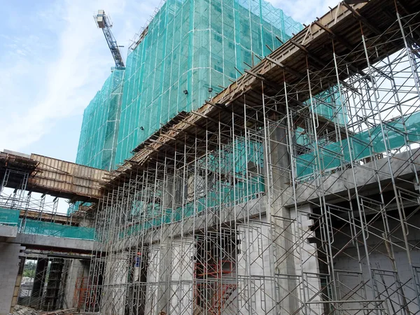 セレンバン マレーシア 2020年3月7日建設現場に鉄筋コンクリート構造物を建設 木材や合板で作られたフォームワークを使用して構築されます 労働者によって手動で構築 — ストック写真