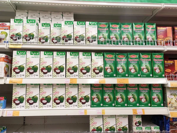 Kuala Lumpur Malaysia June 2020 加工椰奶装在小商业纸盒中 在超级市场内的钢架上出售 按品牌分类 — 图库照片