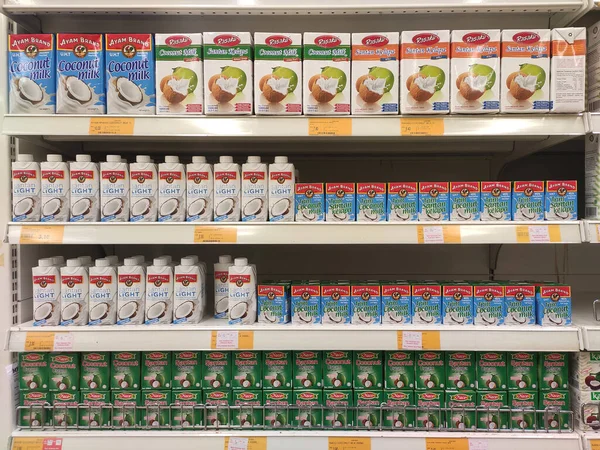 Kuala Lumpur Malaysia June 2020 加工椰奶装在小商业纸盒中 在超级市场内的钢架上出售 按品牌分类 — 图库照片
