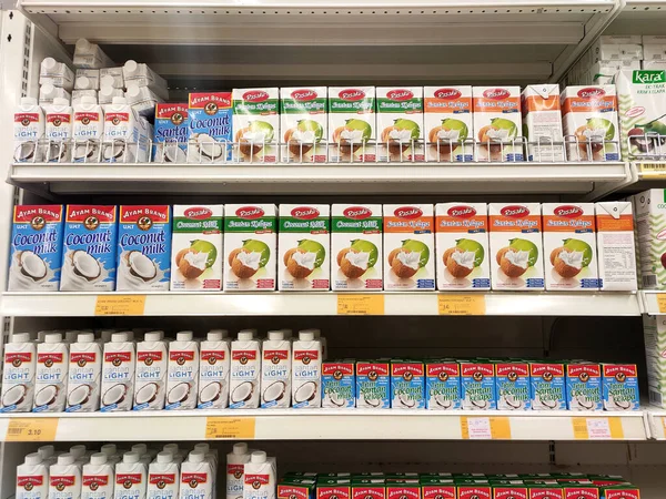 クアラルンプール マレーシア 2020年6月4日 小さな商業紙箱に詰められたココナッツミルクを加工し スーパーマーケット内のスチールラックで販売するために表示されます ブランド別に分類 — ストック写真