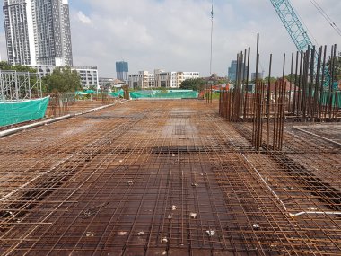 KUALA LUMPUR, MALAYSIA - 3 Mart 2020: inşaat halindeki zemin levhası. İnşaat işçileri kereste imalatı ve çelik takviye çubuğu yapıyorlar.. 
