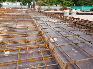 KUALA LUMPUR, MALAYSIA - 3 Mart 2020: inşaat halindeki zemin levhası. İnşaat işçileri kereste imalatı ve çelik takviye çubuğu yapıyorlar.. 