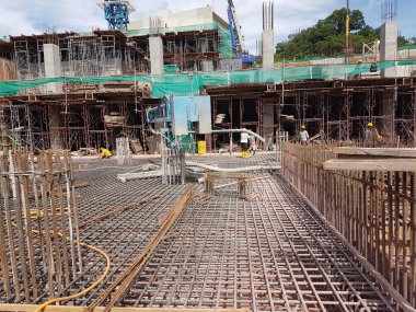 KUALA LUMPUR, MALAYSIA - 3 Mart 2020: inşaat halindeki zemin levhası. İnşaat işçileri kereste imalatı ve çelik takviye çubuğu yapıyorlar.. 