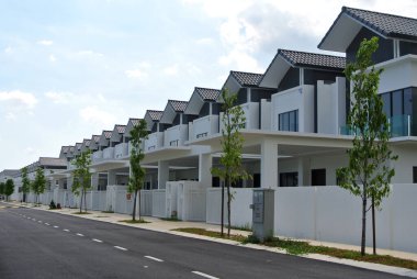 SEREMBAN, MALAYSIA -APRIL 08, 2020: Malezya 'da yeni çift katlı lüks teras evi. Modern ve çağdaş stili olan bir mimar tarafından tasarlandı. Yerleşimcileri almaya hazır.
