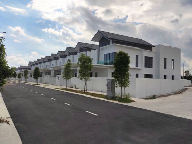 SEREMBAN, MALAYSIA -APRIL 08, 2020: Malezya 'da yeni çift katlı lüks teras evi. Modern ve çağdaş stili olan bir mimar tarafından tasarlandı. Yerleşimcileri almaya hazır.