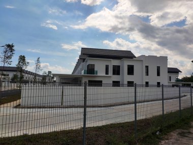 SEREMBAN, MALAYSIA -APRIL 08, 2020: Malezya 'da yeni çift katlı lüks teras evi. Modern ve çağdaş stili olan bir mimar tarafından tasarlandı. Yerleşimcileri almaya hazır.