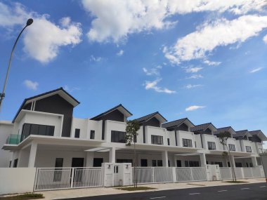 SEREMBAN, MALAYSIA -APRIL 08, 2020: Malezya 'da yeni çift katlı lüks teras evi. Modern ve çağdaş stili olan bir mimar tarafından tasarlandı. Yerleşimcileri almaya hazır.