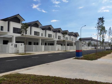 SEREMBAN, MALAYSIA -APRIL 08, 2020: Malezya 'da yeni çift katlı lüks teras evi. Modern ve çağdaş stili olan bir mimar tarafından tasarlandı. Yerleşimcileri almaya hazır.