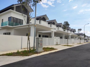 SEREMBAN, MALAYSIA -APRIL 08, 2020: Malezya 'da yeni çift katlı lüks teras evi. Modern ve çağdaş stili olan bir mimar tarafından tasarlandı. Yerleşimcileri almaya hazır.