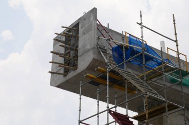 SEREMBAN, MALAYSIA -MAYIS 24, 2020: İnşaat alanında yapım aşamasında olan iskele ve metal platformdan yapılan geçici erişim ve metal merdiven. 