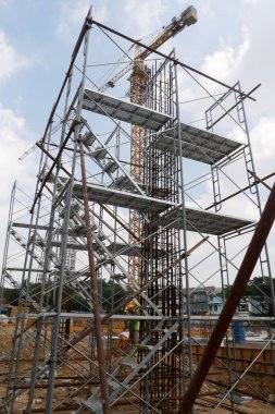 SEREMBAN, MALAYSIA -MAYIS 24, 2020: İnşaat alanında yapım aşamasında olan iskele ve metal platformdan yapılan geçici erişim ve metal merdiven. 