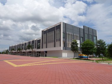 SEREMBAN, MALAYSIA - 4 Temmuz 2019: Yeni ticari alanda çok katlı teras mağazası ön cephede. Mağaza cephesi, müşteri ve alıcıları çekmek için modern tasarım ile tasarlandı..  