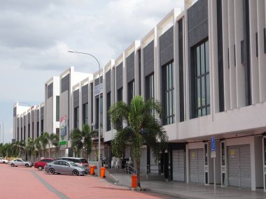 SEREMBAN, MALAYSIA - 4 Temmuz 2019: Yeni ticari alanda çok katlı teras mağazası ön cephede. Mağaza cephesi, müşteri ve alıcıları çekmek için modern tasarım ile tasarlandı..  