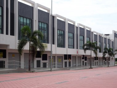 SEREMBAN, MALAYSIA - 4 Temmuz 2019: Yeni ticari alanda çok katlı teras mağazası ön cephede. Mağaza cephesi, müşteri ve alıcıları çekmek için modern tasarım ile tasarlandı..  