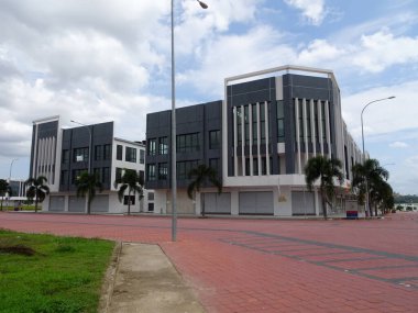 SEREMBAN, MALAYSIA - 4 Temmuz 2019: Yeni ticari alanda çok katlı teras mağazası ön cephede. Mağaza cephesi, müşteri ve alıcıları çekmek için modern tasarım ile tasarlandı..  