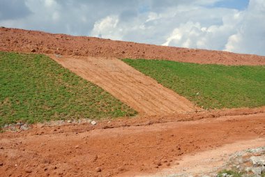 SEREMBAN, MALAYSIA - 4 Mart 2020: Erozyonu önlemek için yakın turing yöntemini kullanarak kalıcı eğim koruması. Bunun için kullanılan seçili ot türü çalışır. Otlar eğim yapısını da dengeler. Devam eden çalışmalar. 