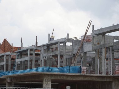 SEREMBAN, MALAYSIA -APRIL 07, 2020: Malezya 'da inşa halindeki yeni çift katlı lüks teras evi. Modern ve çağdaş stili olan bir mimar tarafından tasarlandı.. 