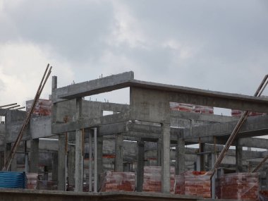 SEREMBAN, MALAYSIA -APRIL 07, 2020: Malezya 'da inşa halindeki yeni çift katlı lüks teras evi. Modern ve çağdaş stili olan bir mimar tarafından tasarlandı.. 