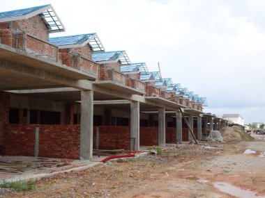 SEREMBAN, MALAYSIA -APRIL 07, 2020: Malezya 'da inşa halindeki yeni çift katlı lüks teras evi. Modern ve çağdaş stili olan bir mimar tarafından tasarlandı.. 