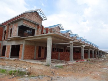 SEREMBAN, MALAYSIA -APRIL 07, 2020: Malezya 'da inşa halindeki yeni çift katlı lüks teras evi. Modern ve çağdaş stili olan bir mimar tarafından tasarlandı.. 