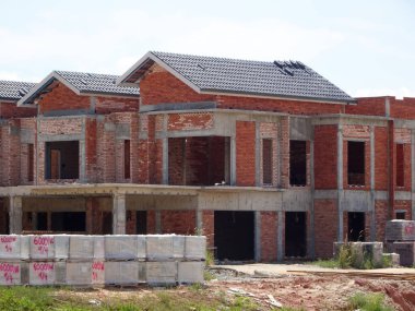 SEREMBAN, MALAYSIA -APRIL 07, 2020: Malezya 'da inşa halindeki yeni çift katlı lüks teras evi. Modern ve çağdaş stili olan bir mimar tarafından tasarlandı.. 