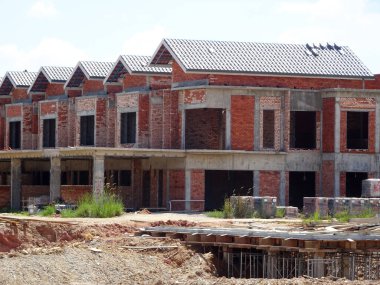 SEREMBAN, MALAYSIA -APRIL 07, 2020: Malezya 'da inşa halindeki yeni çift katlı lüks teras evi. Modern ve çağdaş stili olan bir mimar tarafından tasarlandı.. 