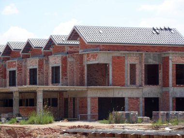 SEREMBAN, MALAYSIA -APRIL 07, 2020: Malezya 'da inşa halindeki yeni çift katlı lüks teras evi. Modern ve çağdaş stili olan bir mimar tarafından tasarlandı.. 