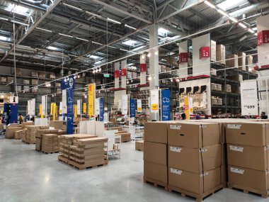 KUALA LUMPUR, MALAYSIA - 18 Mart 2020: IKEA satış deposu. Bu depo, müşterilerin ödeme yapmasını kolaylaştırmak için büyük ölçekli satışların yapıldığı IKEA mağazasında yer almaktadır..
