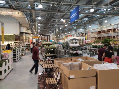 KUALA LUMPUR, MALAYSIA - 18 Mart 2020: IKEA satış deposu. Bu depo, müşterilerin ödeme yapmasını kolaylaştırmak için büyük ölçekli satışların yapıldığı IKEA mağazasında yer almaktadır..