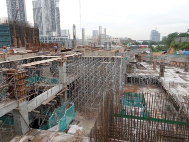 KUALA LUMPUR, MALAYSIA - 7 Mart 2020: İnşaat alanı gün içinde faaliyet gösteriyor. İşçiler, amirlerinin denetimi altında planlandığı gibi faaliyetlerini sürdürmekle meşguller..