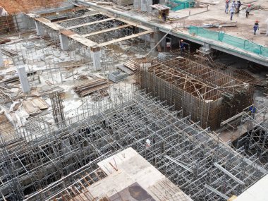 KUALA LUMPUR, MALAYSIA - 7 Mart 2020: İnşaat alanı gün içinde faaliyet gösteriyor. İşçiler, amirlerinin denetimi altında planlandığı gibi faaliyetlerini sürdürmekle meşguller..