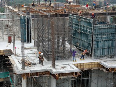 KUALA LUMPUR, MALAYSIA - 7 Mart 2020: İnşaat alanı gün içinde faaliyet gösteriyor. İşçiler, amirlerinin denetimi altında planlandığı gibi faaliyetlerini sürdürmekle meşguller..