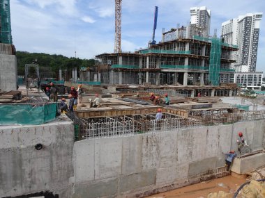 KUALA LUMPUR, MALAYSIA - 7 Mart 2020: İnşaat alanı gün içinde faaliyet gösteriyor. İşçiler, amirlerinin denetimi altında planlandığı gibi faaliyetlerini sürdürmekle meşguller..
