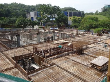 KUALA LUMPUR, MALAYSIA - 7 Mart 2020: İnşaat alanı gün içinde faaliyet gösteriyor. İşçiler, amirlerinin denetimi altında planlandığı gibi faaliyetlerini sürdürmekle meşguller..
