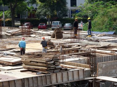 KUALA LUMPUR, MALAYSIA - 7 Mart 2020: İnşaat alanı gün içinde faaliyet gösteriyor. İşçiler, amirlerinin denetimi altında planlandığı gibi faaliyetlerini sürdürmekle meşguller..