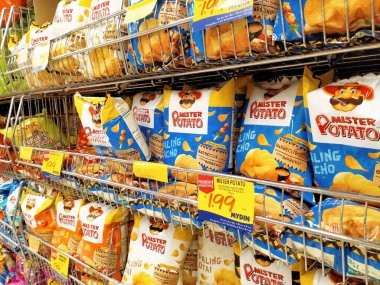 KUALA LUMPUR, MALAYSIA -APRIL 27, 2020: Markette raflarda ve satılık abur cuburlar ve paketlenmiş çeşitli abur cuburların seçici odak noktası. Her birinin kendi fiyat etiketi var.. 