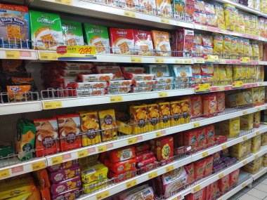 KUALA LUMPUR, MALAYSIA -23 AĞUSTOS 2019: İyi ve ilginç ambalajlarda bisküvilerin çeşitliliği ve raflarda sergilenmesi. Müşteri için satın alması kolay. 