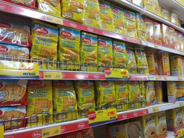 KUALA LUMPUR, MALAYSIA -23 AĞUSTOS 2019: İyi ve ilginç ambalajlarda bisküvilerin çeşitliliği ve raflarda sergilenmesi. Müşteri için satın alması kolay. 